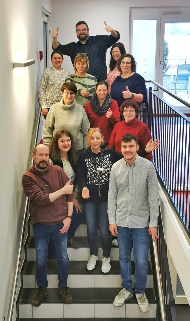 Moritz Heim (unten rechts) hat seine Ausbildung zum Kaufmann im Gesundheitswesen erfolgreich abgeschlossen Vom Azubi zum Kaufmann im Gesundheitswesen: Moritz Heim über seine Ausbildung in der AWO Bayreuth-Stadt